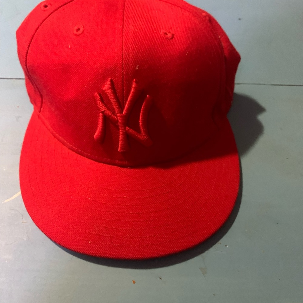 NY Yankees Baseball Cap, Genuine Merchandise, Red, Like New Condition!! 7 1/4